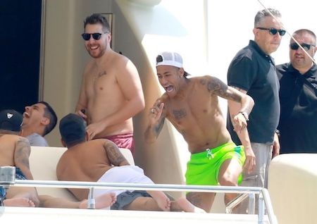 Neymar quẩy tưng bừng sau khi trở thành “ông hoàng” của PSG - 4 Neymar vui vẻ chơi đùa với bạn bè trên du thuyền…