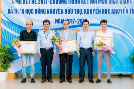 Công ty Nhựa Long Thành trao học bổng cho các em học sinh - 4 UBND Phường 2, Quận 6 trao giấy khen Công ty Nhựa Long Thành nhờ sự tích cực hỗ trợ đóp góp cho Quỹ.