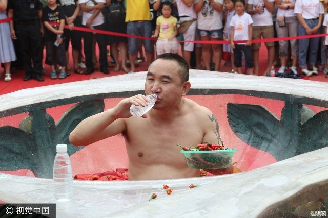 Cay xé lưỡi với cuộc thi ăn ớt kỳ quặc ở Trung Quốc - 5
Ngâm mình trong nước và thưởng thức những trái ớt.