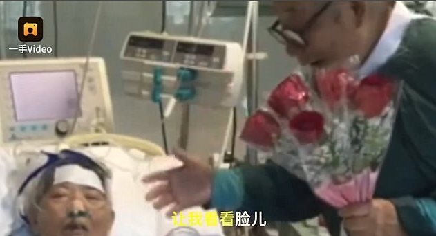 Cụ ông hy vọng người vợ thân yêu có thể sớm tỉnh lại