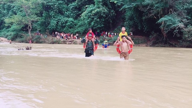 Bộ đội biên phòng kiệu trẻ em băng suối sâu đến trường - 4 Hơn 60 trẻ đã đến trường an toàn đón năm học mới 2017-2018.