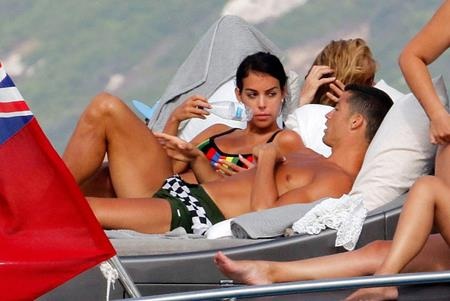 Bạn gái C.Ronaldo khoe vòng ba bốc lửa bất chấp bụng bầu - 4 C.Ronaldo chắc chắn rất tự hào khi có một cô bạn gái gợi cảm như Georgina Rodriguez