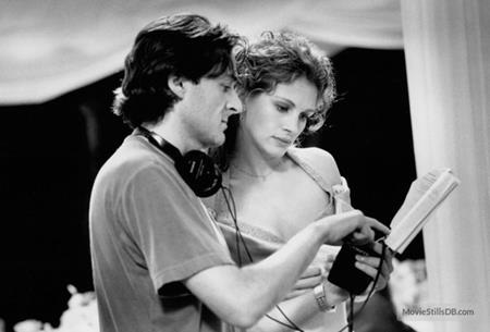 Ảnh hậu trường cực “độc” của các bộ phim kinh điển - 4 Julia Roberts đang cùng đạo diễn P.J. Hogan thảo luận về cảnh kết phim “My best friends wedding” (1997)