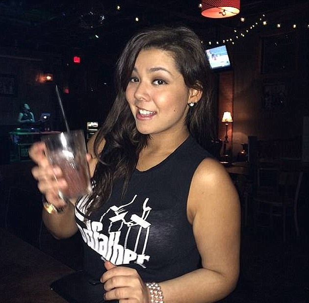 Mẹ nhốt phạt 2 con trong ô tô đến chết vì mải hút cần sa - 4
Bà mẹ vô tâm đã bỏ mặc các con say nắng trong xe ô tô đến chết còn mình thì vào nhà nghỉ ngơi