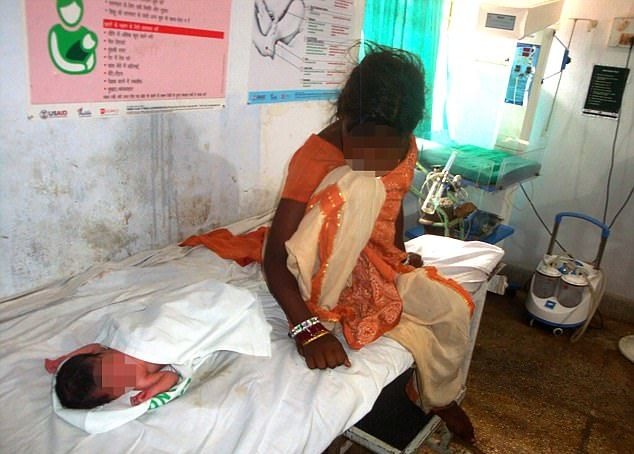 Hai mẹ con nằm trong bệnh viện