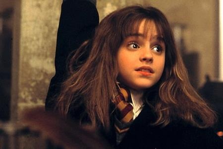 Bạn diễn của Daniel Radcliffe trong loạt phim “Harry Potter”, Emma Watson cũng đã dễ dàng chinh phục khán giả khi vào vai cô bé Hermione Granger “máu bùn” đầy thông minh, lém lỉnh.
