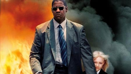 Những cái kết đau đớn vì bắt chước phim ảnh - 4 “Man on Fire” (2004) quả thực là một tác phẩm thú vị xoay quanh John Creasy, một cựu nhân viên của CIA miễn cưỡng nhận nhiệm vụ bảo vệ một bé gái và rồi sau đó lại lao mình vào một cuộc giải cứu đầy kịch tính, nghẹt thở. Đến đoạn kết phim, kẻ thủ ác thực sự đã bị vạch trần nhưng John Creasy không ra tay mà để lại một khẩu súng và một viên đạn để hắn tự mình kết liễu.