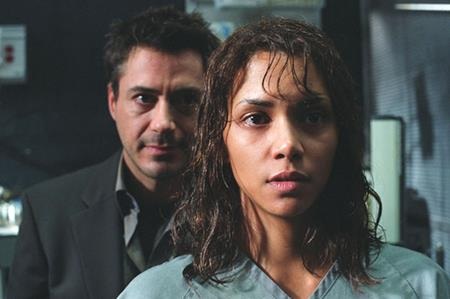 Chán siêu anh hùng, các sao “rủ” nhau làm người thường trên màn ảnh - 4 “Người Sắt” Robert Downey Jr. và nàng “dị nhân Storm” Halle Berry đã rủ rê nhau cùng tham gia tác phẩm “Gothika”
