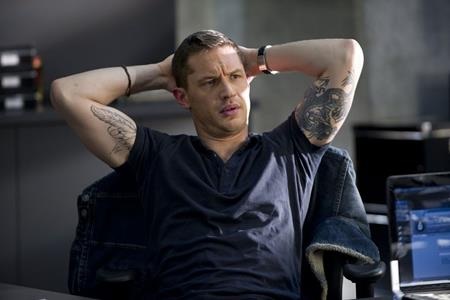 Sau hàng loạt tác phẩm ấn tượng như “Inception”, “Tinker tailor soldier spy” hay “Warrior”, Tom Hardy lại khiến cho rất nhiều fans cảm thấy khó hiểu khi nhận lời tham gia “This means war”, một tác phẩm hành động hài có chất lượng trung bình. Kịch bản thiếu cao trào cùng cách dựng phim vụng về khiến nhiều khán giả gay gắt nhận xét rằng có lẽ, chỉ có tiếng gọi đồng tiền mới thuyết phục được Tom Hardy gật đầu đóng “This means war”.
