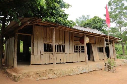Khánh thành công trình 10 phòng học cho trẻ em nghèo Quảng Trị - 4 Điểm trường Tiểu học Ba Ngày cách huyện Dakrong 120km đường vòng, nếu trời mưa sẽ phải di chuyển 3 ngày mới tới được đây. Lớp học “ba không”: không điện, không quạt, không cửa.