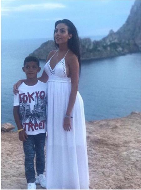 Bạn gái C.Ronaldo thêm một lần khoe bụng bầu sexy - 4 Cristiano Jr và Georgina vô cùng thân thiết, gắn bó với nhau