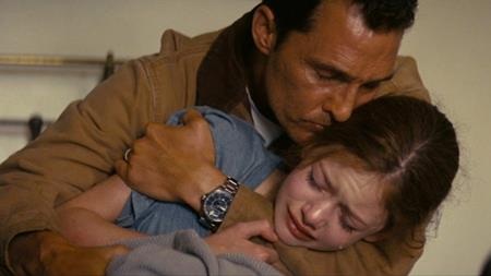 Kết thúc có hậu của “Interstellar” đã khiến nhiều khán giả tin rằng, tình yêu là thứ có thể vượt qua cả không gian và thời gian. Tuy nhiên, ý tưởng ban đầu của Jonathan Nolan lại để cho nhân vật chính Joseph Coop Cooper bỏ mạng trong hố đen. Điều may mắn là cuối cùng, đạo diễn Christopher Nolan đã quyết định mang tới một kết thúc tươi sáng cho nhân vật.