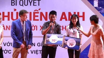 Các bạn trẻ háo hức khám phá "Bí kíp làm chủ tiếng Anh để trở thành người xuất chúng” - 4
3 bạn học sinh may mắn: Bùi Thị Quỳnh Nga, Nguyễn Thị Mai, Nguyễn Văn Linh hân hoan nhận được học bổng.