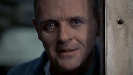 Theo kịch bản ban đầu của “The silence of the lambs” thì Hannibal Lecter (Anthony Hopkins) đã tìm thấy Frederick Chilton (Anthony Heald) để trả thù. Sau khi kết thúc cuộc gọi chào tạm biệt với đặc vụ Clarice Starling, Hannibal Lecter đã chuẩn bị sẵn dao sắc rồi quay sang Frederick Chilton, người đang bị trói chặt, để bắt đầu hành sự.