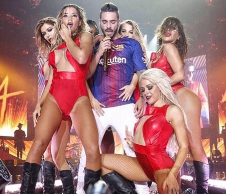 Messi và bà xã hẹn hò đôi với vợ chồng Suarez - 4 Giọng ca 23 tuổi hào hứng trình diễn trong màu áo Barca