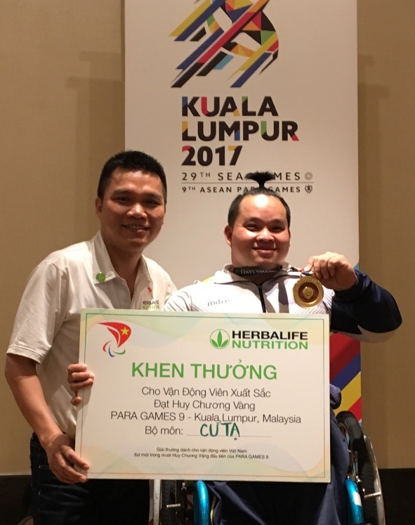 Truyền "lửa" cho các VĐV người khuyết tật Việt Nam tham gia Para Games 9 - 4 Ông Nguyễn Thành Đạt – Đại diện Herbalife Việt Nam trao thưởng nóng cho các VĐV Hà Văn Hiệp, Lê Văn Công và Nguyễn Bình An