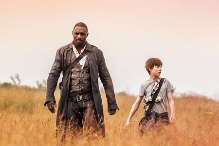 Loạt phim đã khuấy động phòng vé hè 2017 - 4 Dở: Bộ phim “The dark tower” quả thực đã “phá nát” cả bộ sách nổi tiếng của Stephen King. Tác phẩm chuyển thể này từng nhận được bao nhiêu kì vọng thì cũng thu về bấy nhiêu gạch đá khi ra mắt và rất nhiều khán giả ra rạp xem phim đã cảm thấy tiếc nuối tiền vé và tiếc luôn cả tiền cát-xê mà nhà sản xuất đã lãng phí với một dàn sao siêu khủng.