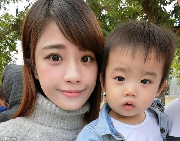 Cô Lin chụp ảnh cùng con trai đầu lòng