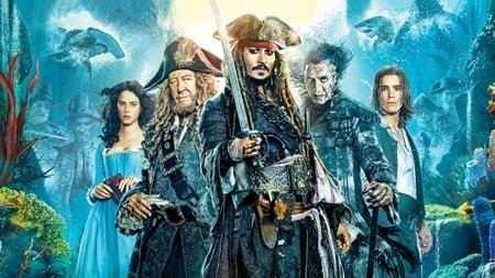 Cân đong các bom tấn – bom xịt của điện ảnh trong năm qua - 4 Bom xịt: “Pirates of the Caribbean: Dead men tell no tales” mang theo rất nhiều kì vọng để vực dậy cả loạt phim “Pirates of the Caribbean”. Tuy nhiên, dường tác phẩm này chỉ cố gắng kể lại một câu chuyện cũ và càng đáng buồn hơn nữa là phần thể hiện của thế hệ sau lại không thể sánh bằng các phần trước.