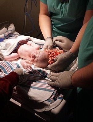 Nữ bác sĩ bất ngờ chuyển dạ trong lúc đỡ đẻ cho bệnh nhân - 4 Thầy và đồng nghiệp chính là người đỡ đẻ cho Emily