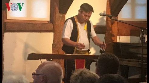 Một góc Việt Nam trong lòng bạn Đức tại thành phố Wernigerode - 5
Tiết mục độc tấu đàn bầu.