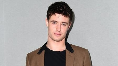 Loạt “cậu ấm, cô chiêu” nhà sao đẹp long lanh vượt cả phụ huynh - 3 Max Irons chính là cậu con trai sáng giá của Jeremy Irons và Sinead Cusack. Thừa hưởng một ngoại hình sáng láng từ bố mẹ, Max sớm làm người mẫu cho Mango, Burberry và đã tham gia nhiều bộ phim như “Red riding hood” hay “The riot club”.