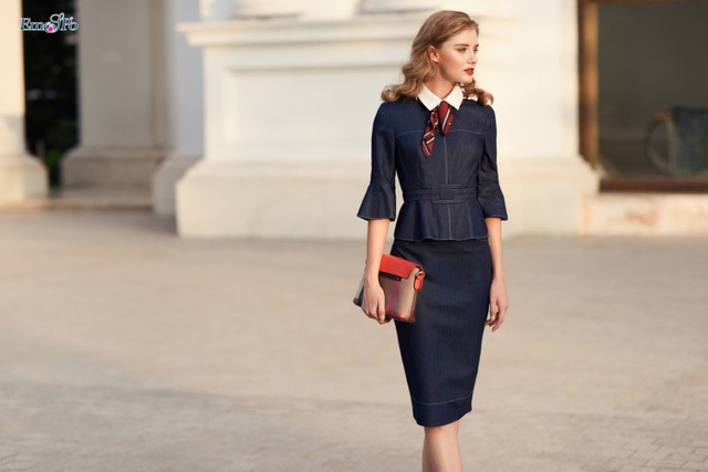 Đẹp quyến rũ với BST Chào Thu của Emspo - 5 Bộ áo peplum với chân juyp ôm được thiết kế trên chất liệu Denim cao cấp với độ co giãn nhẹ nhàng tạo sự thoải mái. Cổ áo trắng có thể tháo rời mang lại sự linh hoạt cho người mặc khi muốn thay đổi phong cách kết hợp đồ . Bản đai cùng điểm nhấn diễu trang trí tinh tế tạo nên một tổng thể hài hòa.