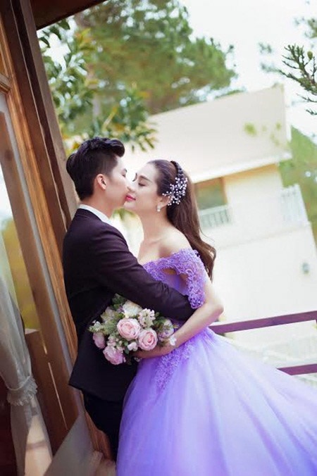 Mối tình đồng tính của Đào Bá Lộc và sự "ỡm ờ" giới tính của sao Việt - 3 Lâm Khánh Chi cũng khiến dư luận dậy sóng khi viết về chuyện tình với một ca sĩ nổi tiếng có tên viết tắt là Đ.T