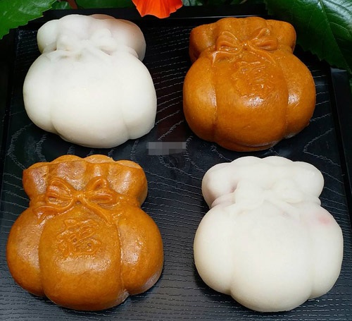 Bánh trung thu độc lạ: Con mê tít, mẹ không tiếc tiền - 4
Bánh túi vàng được bán theo set 4 chiếc, nặng 125gr/chiếc