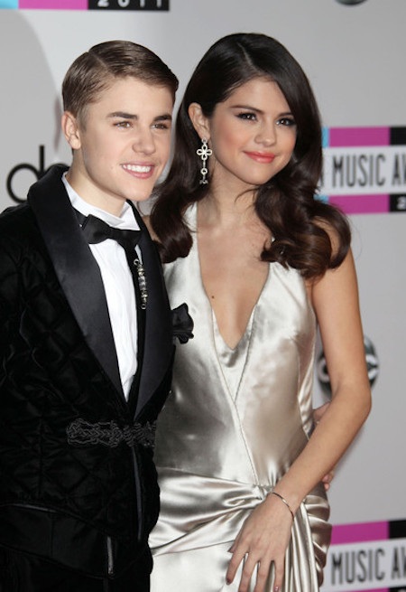 Sao và những vụ chia tay rùm beng khiến fans không “thương” nổi - 4 Selena Gomez và Justin Bieber từng khiến nhiều người lắc đầu ngao ngán vì mối tình tan – hợp, hợp – tan mà kể ra có lẽ cũng phải tốn hàng trăm trang giấy. Đặc biệt, ngay cả khi tuyên bố đã hoàn toàn dứt tình với nhau, hai ngôi sao này thi thoảng vẫn than thở, oán trách nhau bằng cách ra bài hát mới và thậm chí còn “đá đểu” nhau trên mạng xã hội.
