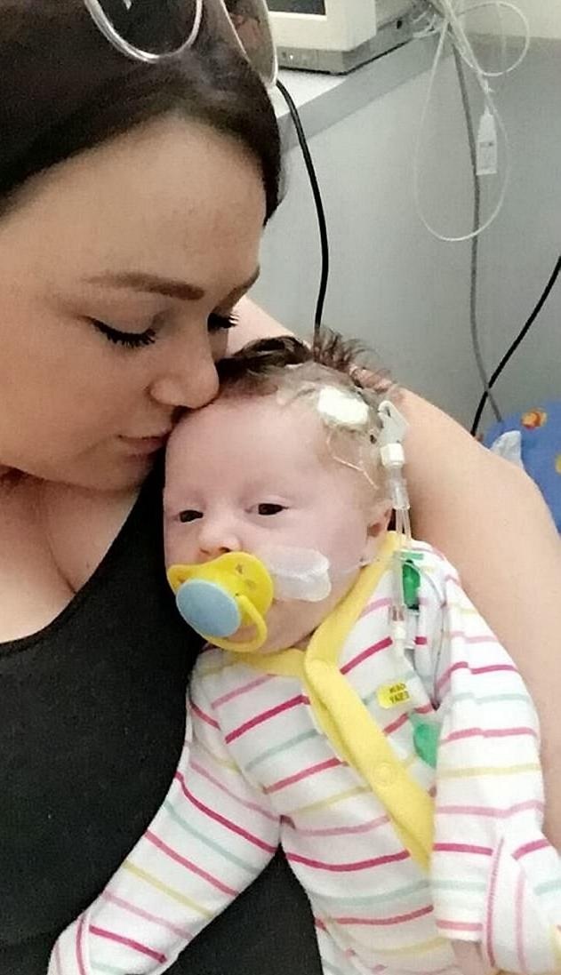 Bé sơ sinh quấn màng bọc thực phẩm vì "ruột để ngoài da" - 4 Bé sơ sinh quấn màng bọc thực phẩm vì "ruột để ngoài da" - 4