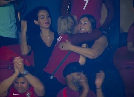 Đang bầu bí, bạn gái C.Ronaldo vẫn gây bão với thân hình quyến rũ - 4 Bạn gái C.Ronaldo chỉ có thể mỉm cười khi trận đấu kết thúc