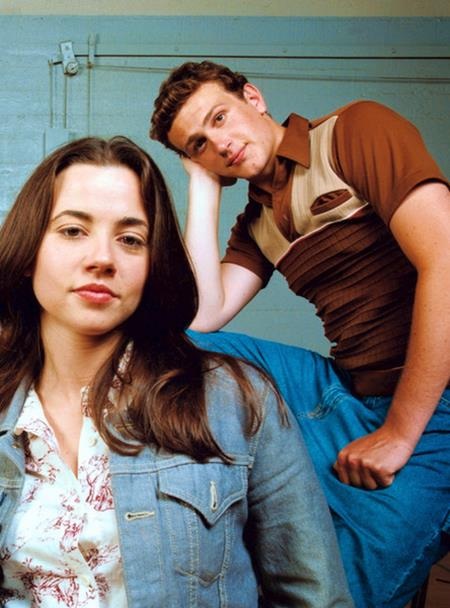 Khi các sao “tình trong như đã, mặt ngoài còn e” - 4 Khi cùng tham gia “Freaks and Geeks”, Jason Segel đã bí mật hẹn hò với Linda Cardellini và phải đợi tới khi bộ phim kết thúc, Jason Segel mới chịu “bật mí” về mối quan hệ này.
