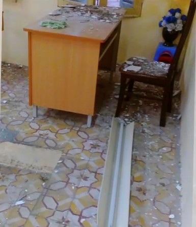 Chuyện thật như đùa: Học sinh Hà Nội đội mũ “bảo hiểm” trong... lớp học! - 4 Đây không phải lần đầu tiên tình trạng rơi lở xảy ra tại ngôi trường này.