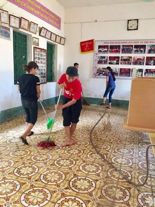Chương Mỹ: Nước đã rút hết khỏi trường học - 4 Các thầy cô lao động không biết mệt mỏi