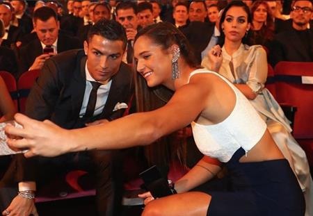Thêm bằng chứng cho thấy C.Ronaldo phản bội bạn gái xinh đẹp Georgina Rodriguez - 4 Bạn gái từng tỏ ra không vui khi C.Ronaldo được cô gái khác tiếp cận