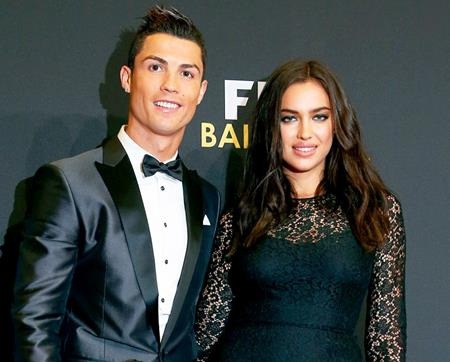Những màn kết đôi ngọt ngào giữa các “sao” làng giải trí và thể thao - 4 Dù đã chia tay nhưng Cristiano Ronaldo và Irina Shayk vẫn là màn ghép đôi kinh điển giữa sao bóng đá với chân dài bốc lửa. Từng là một cặp đôi hoàn hảo trong mắt người hâm mộ nhưng cuối cùng, Irina Shayk vẫn phải nói lời tạm biệt với Cristiano Ronaldo do bản tính trăng hoa của chàng cầu thủ này.