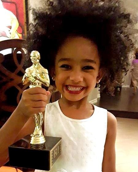 Điểm danh các màn hoá trang Halloween đáng yêu nhất của các sao nhí - 4 Viola Davis có thể cảm thấy hết sức tự hào khi cô con gái Genesis Tennon đã hoá trang thành chính mình trong khoảnh khắc nhận được tượng vàng Emmy danh giá.