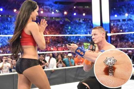 Những ngôi sao tự tin khoe nhẫn tiền tỉ trong năm nay - 4 Đầu tháng tư vừa qua, John Cena đã khiến cả khán đài dậy sóng khi quỳ xuống giữa sàn đấu và cầu hôn cô bạn gái lâu năm Nikki Bella bằng một chiếc nhẫn kim cương 4 carat.