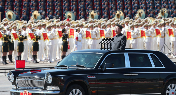 
Ông Tập Cận Bình trên chiếc Hongqi HQE (Ảnh: Sina)
