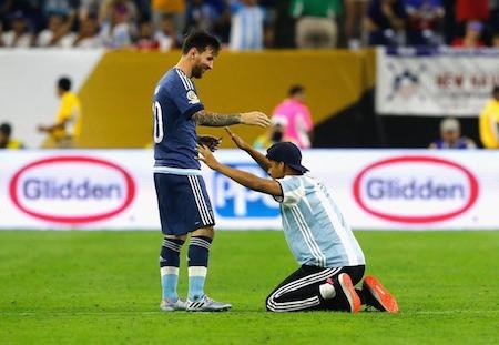 Bị phạt hơn 1,5 tỉ đồng vì trót để fans cuồng tiếp cận Messi - 4 Đã có cổ động viên sẵn sàng quỳ lạy Messi