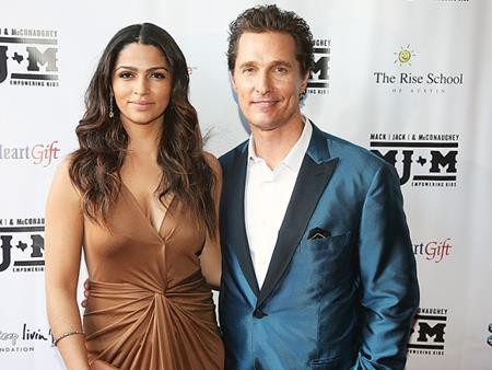 Những đôi uyên ương minh chứng cho tình yêu sét đánh - 4 Matthew Mcconaughey vốn rất hài lòng với cuộc sống độc thân cho đến khi gặp nữ diễn viên gốc Brazil, Camila Alves. Dù chỉ mới thoáng nhìn qua, Matthew đã hoàn toàn bị “sét đánh”. Và sau khi dũng cảm ngỏ lời làm quen với Camila, ngôi sao của “True detective” nhanh chóng bị chinh phục bằng hàng loạt phẩm chất: “Lòng tự trọng mà cô ấy có, cách thức mà tôi có thể thấu hiểu cô ấy và mối liên kết của cô ấy với gia đình, cách mà cô ấy tôn trọng tôi nhưng lại không bao giờ tỏ ra xem thường điều gì và cũng không hề ra vẻ ta đây”.