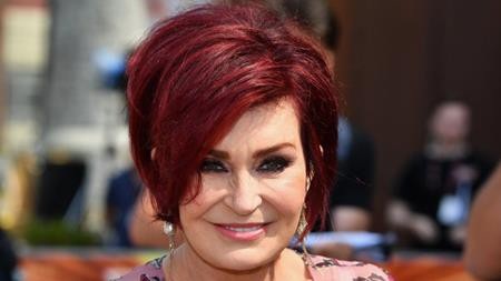 Sharon Osbourne từng thực hiện vô số ca phẫu thuật thẩm mĩ và cũng rất cởi mở thừa nhận chuyện này. Từ việc phẫu thuật thu nhỏ dạ dày để giảm cân, căng da, nâng cổ, nâng ngực cho tới đi bơm mông, Sharon Osbourne đã động chạm dao kéo ở khắp các bộ phận cơ thể và ngôi sao truyền hình này thậm chí còn thoải mái chia sẻ rằng: “Tổng chi phí là 160.000 đô la Mỹ và nó đáng giá đến từng xu đấy”.