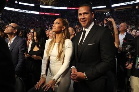 Những ngôi sao thể thao bị vợ đẹp “át vía” - 4 Danh tiếng của một ngôi sao bóng chày như Alex Rodriguez khi đặt bên cạnh người bạn gái sexy Jennifer Lopez thì cũng hoàn toàn bị lu mờ. Đơn giản bởi vì J.Lo chính là nữ ca sĩ Latin nổi tiếng hàng đầu thế giới với thân hình gợi cảm khó cưỡng cùng thu nhập lên tới hàng chục triệu đô la Mỹ mỗi năm.