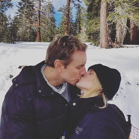 Sao và những mùa Noel ấm áp bên gia đình - 4 Kristen Bell thì vui vẻ đăng ảnh khóa môi ông xã Dax Shepard bên sườn dốc ngập tuyết trắng và không quên khoe về một ngày hẹn hò lãng mạn với “anh chàng nóng bỏng” này.