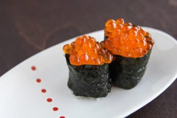 Cuối tuần đổi món với cơm cuộn kiểu rồng “sang chảnh”, hấp dẫn - 15 Cuối tuần đổi món với cơm cuộn kiểu rồng “sang chảnh”, hấp dẫn - 15