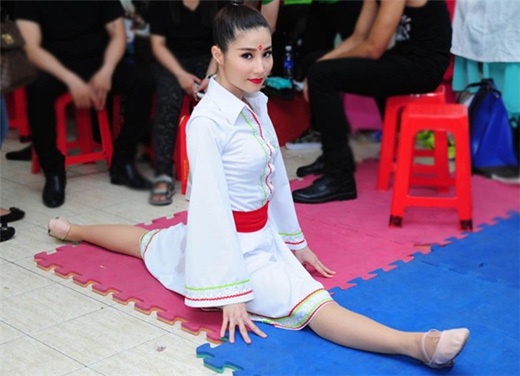 Dàn mỹ nhân trổ tài xoạc chân khoe cơ thể dẻo dai hiếm có - 16