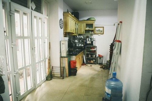 Căn nhà 125 triệu/m2 của gã đầu gấu đào hoa "Cảnh sát hình sự" - 17 Tầng 1 được dùng làm bếp khá chật trội. Nam diễn viên tâm ông là người nấu ăn chính trong nhà.