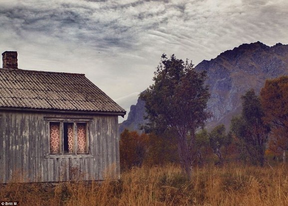 Britt nói thêm: Có một vẻ đẹp và một nỗi buồn khi nhìn thấy những ngôi nhà cũ kĩ đứng yên trong khi phần còn lại của thế giới đang đi qua vội vã”