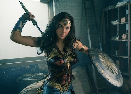 Mãn nhãn với loạt bom tấn siêu anh hùng sẽ ra mắt trong năm nay - 5 “Wonder Woman”, bộ phim kể về một nữ siêu anh hùng với sự đầu tư nghiêm túc về mặt tài chính cũng như truyền thông, sẽ được công chiếu vào tháng 6/2017.